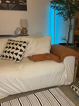 raynareign online show from March 18, 2026, 7:22 am