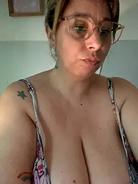 Snapshot of LupeLok chatting on December 4, 2025, 4:39 pm LupeLok online show from December 4, 2025, 4:39 pm