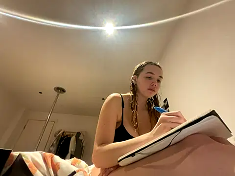 Snapshot of violetcutie chatting on October 3, 2025, 7:15 pm violetcutie online show from October 3, 2025, 7:15 pm