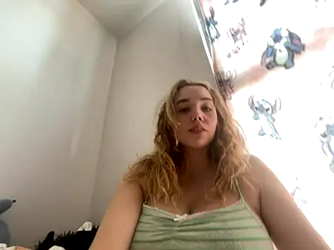 Snapshot of violetcutie chatting on September 17, 2025, 2:30 pm violetcutie online show from September 17, 2025, 2:30 pm