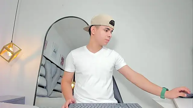 lianfox  online show from December 19, 2025, 12:51 pm