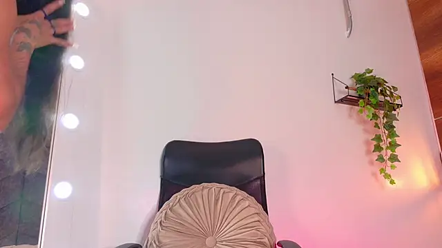 TiffValentinee  online show from October 20, 2025, 7:58 pm