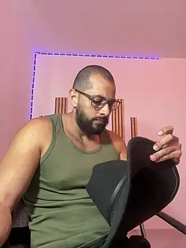 Snapshot of magnumchris chatting on July 14, 2026, 7:53 pm magnumchris online show from July 14, 2026, 7:53 pm