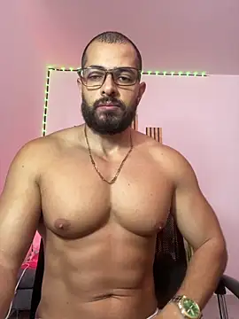 Snapshot of magnumchris chatting on June 4, 2026, 2:11 pm magnumchris online show from June 4, 2026, 2:11 pm