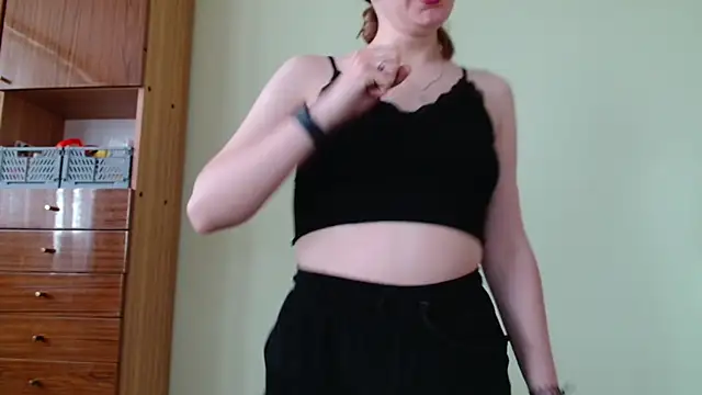 Snapshot of LooveELLYx chatting on May 8, 2026, 6:39 am LooveELLYx online show from May 8, 2026, 6:39 am