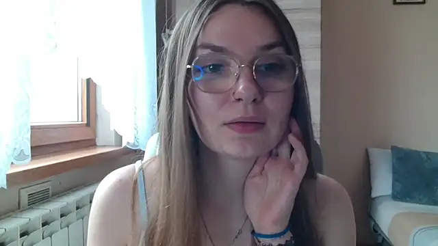 Snapshot of LooveELLYx chatting on July 7, 2026, 6:47 am LooveELLYx online show from July 7, 2026, 6:47 am
