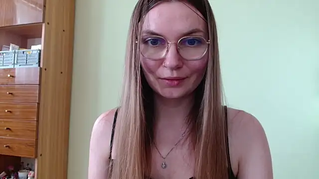 Snapshot of LooveELLYx chatting on July 8, 2026, 1:34 pm LooveELLYx online show from July 8, 2026, 1:34 pm
