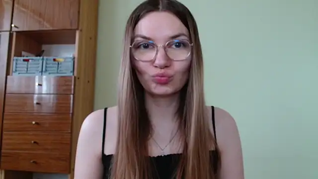 Snapshot of LooveELLYx chatting on May 15, 2026, 6:33 am LooveELLYx online show from May 15, 2026, 6:33 am