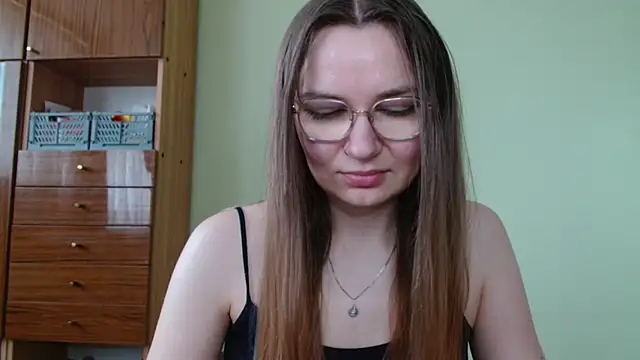 Snapshot of LooveELLYx chatting on June 5, 2026, 6:29 am LooveELLYx online show from June 5, 2026, 6:29 am