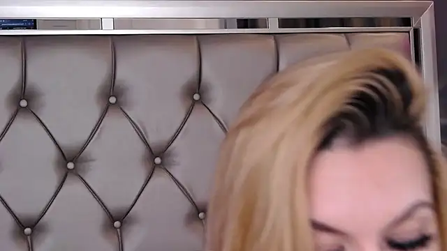 Snapshot of MayaHale chatting on November 26, 2025, 11:54 am MayaHale online show from November 26, 2025, 11:54 am