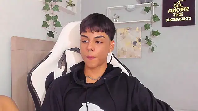 Snapshot of Thomas_wil chatting on November 13, 2025, 5:00 am Thomas wil online show from November 13, 2025, 5:00 am