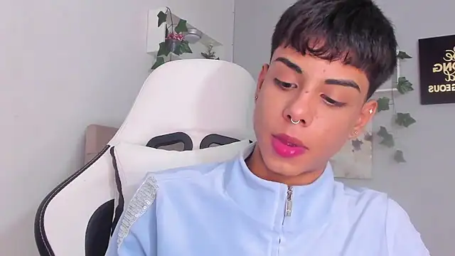 Snapshot of Thomas_wil chatting on November 15, 2025, 3:21 am Thomas wil online show from November 15, 2025, 3:21 am