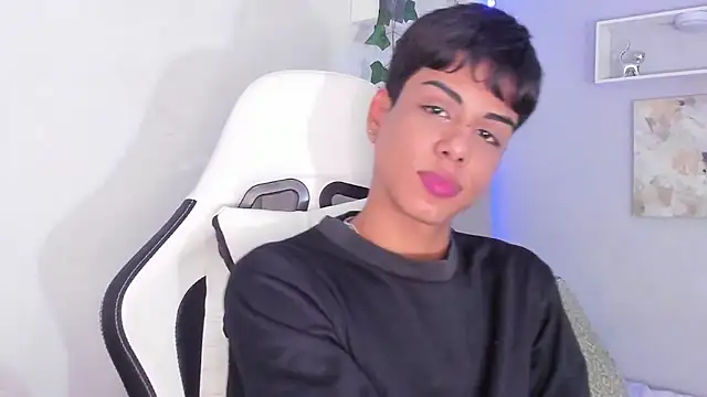 Snapshot of Thomas_wil chatting on October 24, 2025, 6:45 am Thomas wil online show from October 24, 2025, 6:45 am