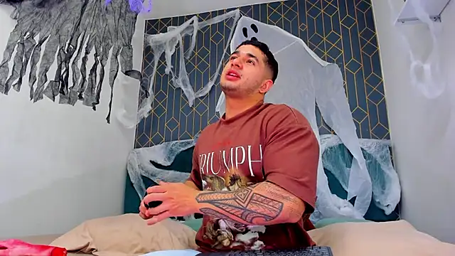 Snapshot of king_falconer chatting on October 11, 2025, 11:28 pm king falconer online show from October 11, 2025, 11:28 pm