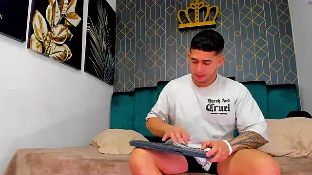 Snapshot of king_falconer chatting on October 9, 2025, 12:55 am king falconer online show from October 9, 2025, 12:55 am