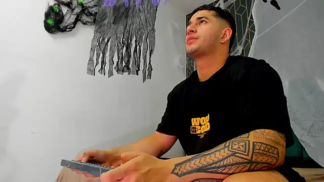 Snapshot of king_falconer chatting on October 18, 2025, 1:18 am king falconer online show from October 18, 2025, 1:18 am