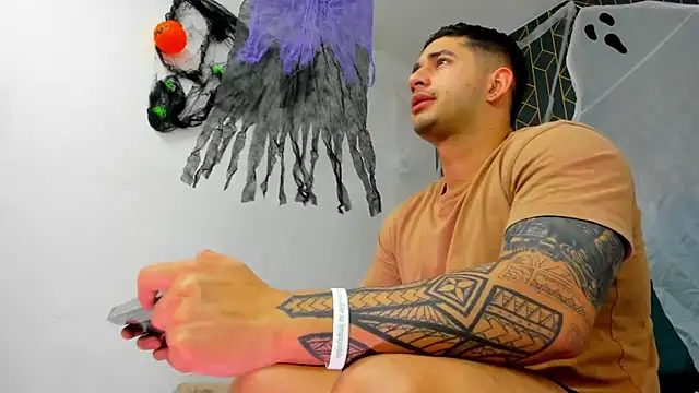 Snapshot of king_falconer chatting on October 15, 2025, 2:54 am king falconer online show from October 15, 2025, 2:54 am