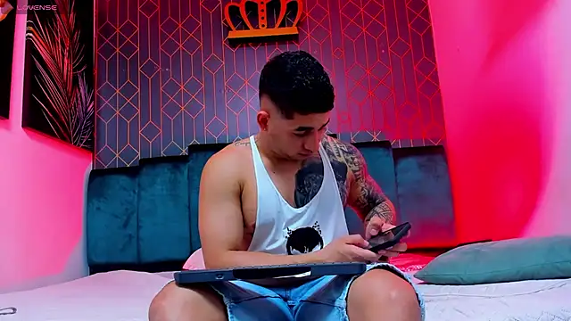 Snapshot of king_falconer chatting on September 23, 2025, 6:09 am king falconer online show from September 23, 2025, 6:09 am