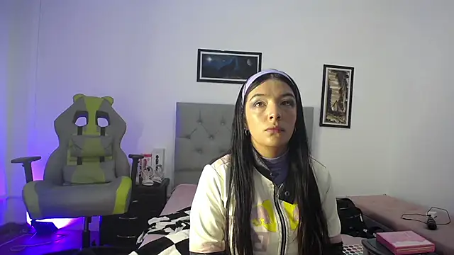 Snapshot of Esmeraldaa- chatting on October 29, 2025, 5:17 am Esmeraldaa- online show from October 29, 2025, 5:17 am