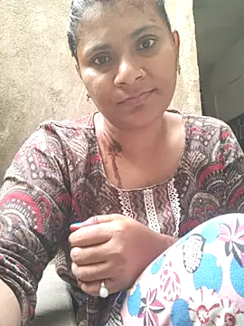 Snapshot of couple_71 chatting on December 5, 2025, 6:34 am couple 71 online show from December 5, 2025, 6:34 am