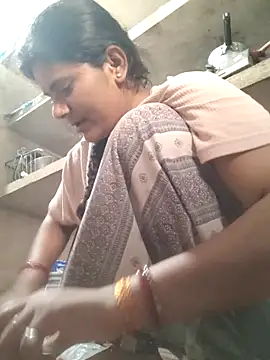 Snapshot of couple_71 chatting on April 28, 2026, 6:40 am couple 71 online show from April 28, 2026, 6:40 am