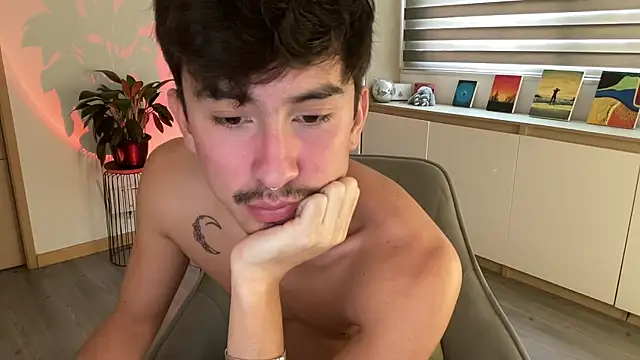 sweettaaron01 online show from October 24, 2025, 5:45 pm