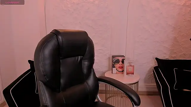 SarahYates online show from May 5, 2026, 4:04 am