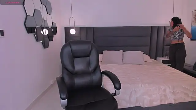 Snapshot of SarahYates chatting on November 10, 2025, 5:45 am SarahYates online show from November 10, 2025, 5:45 am