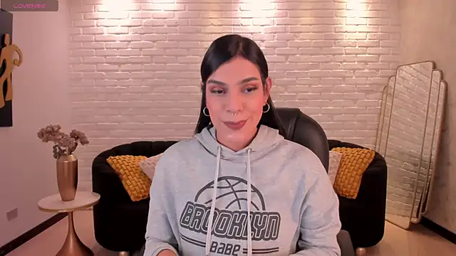 Snapshot of SarahYates chatting on November 19, 2025, 5:07 am SarahYates online show from November 19, 2025, 5:07 am