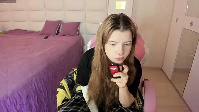 Cuddly Kitten online show from November 20, 2025, 7:20 am