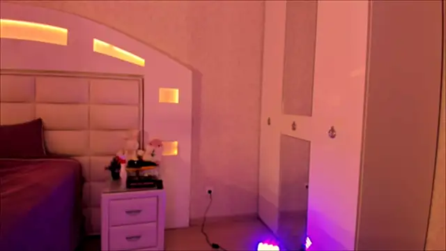 Cuddly Kitten online show from November 17, 2025, 6:12 pm