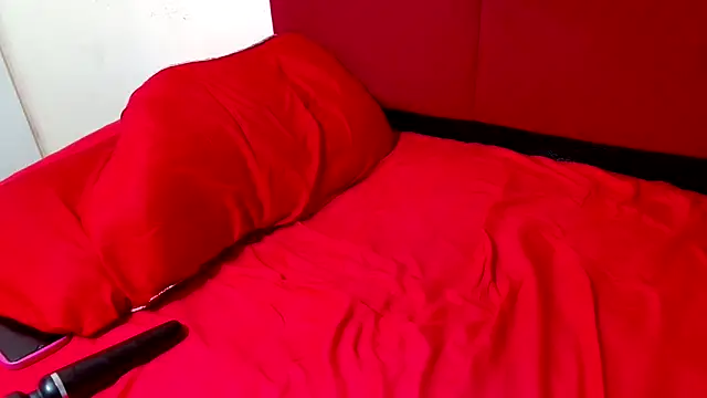 HugeTitisxx online show from March 5, 2026, 6:37 pm