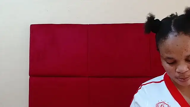 Snapshot of HugeTitisxx chatting on November 11, 2025, 6:36 pm HugeTitisxx online show from November 11, 2025, 6:36 pm