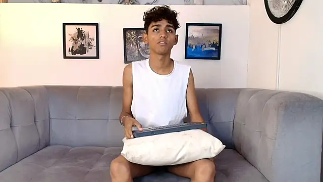 Snapshot of TWINKS_FRIENDS chatting on April 22, 2026, 1:29 pm TWINKS FRIENDS online show from April 22, 2026, 1:29 pm
