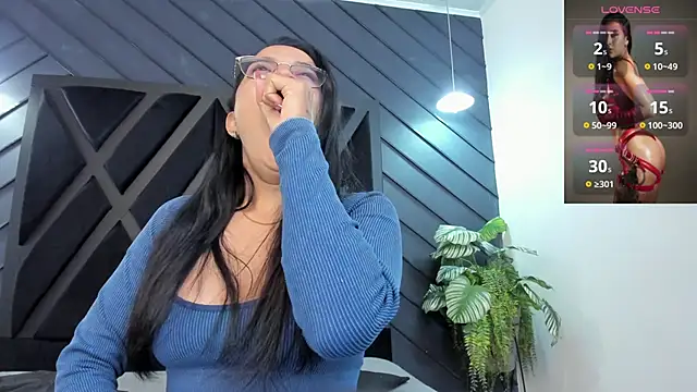 zoe martins  online show from November 18, 2025, 5:27 pm