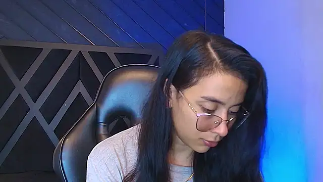 zoe martins  online show from March 13, 2026, 5:18 pm