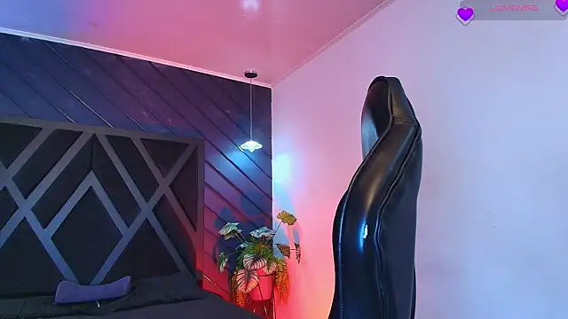 zoe martins  online show from April 21, 2026, 3:29 pm