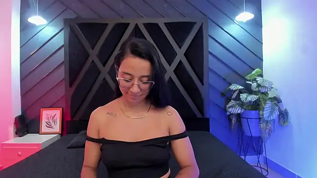 zoe martins  online show from December 5, 2025, 5:22 pm