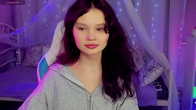 Snapshot of EmilyChaves chatting on May 4, 2026, 7:44 am EmilyChaves online show from May 4, 2026, 7:44 am