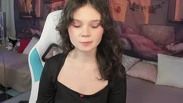 EmilyChaves online show from November 18, 2025, 11:13 am