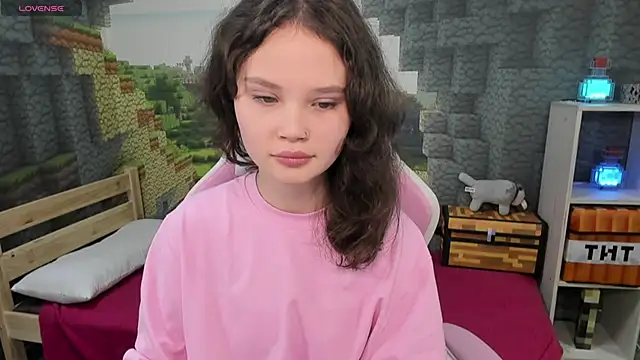 EmilyChaves online show from October 13, 2025, 6:20 pm