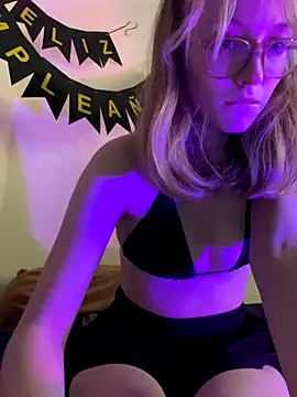 Snapshot of ReenKitty chatting on September 19, 2025, 5:00 am ReenKitty online show from September 19, 2025, 5:00 am