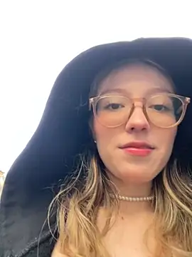 Snapshot of ReenKitty chatting on October 25, 2025, 9:59 pm ReenKitty online show from October 25, 2025, 9:59 pm