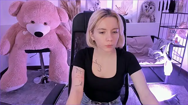 AuroraWrenfield online show from December 2, 2025, 4:36 am