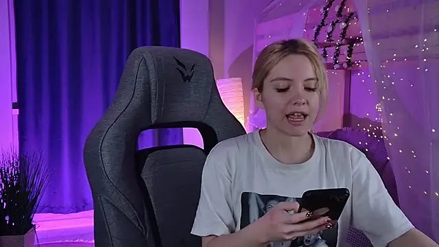 AuroraWrenfield online show from March 23, 2026, 2:11 am