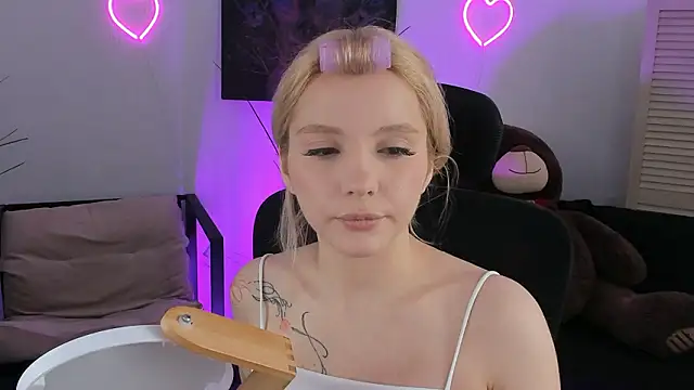 AuroraWrenfield online show from March 2, 2026, 5:08 am