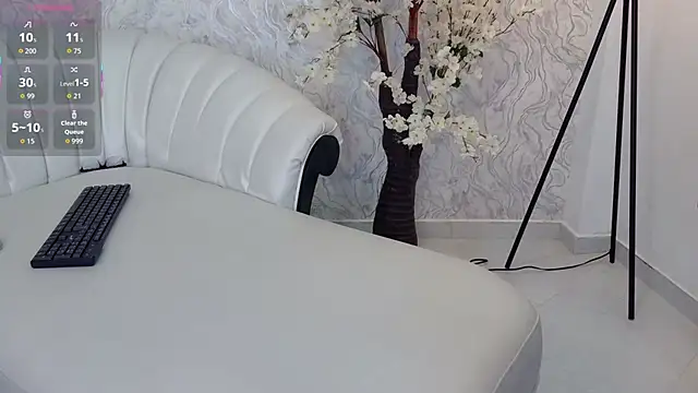 aura sanders1 online show from December 5, 2025, 11:53 am