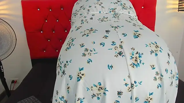 carolinacrus01 online show from February 10, 2026, 4:06 pm