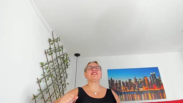 carolinacrus01 online show from October 19, 2025, 3:04 pm