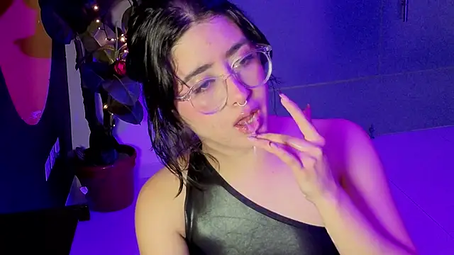 LiLLiAnderson online show from December 17, 2025, 11:48 am